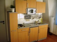 Alte Saitenfabrik - blaue Ferienwohnung 1 - Funktionale Küchenzeile mit umfangreicher Ausstattung